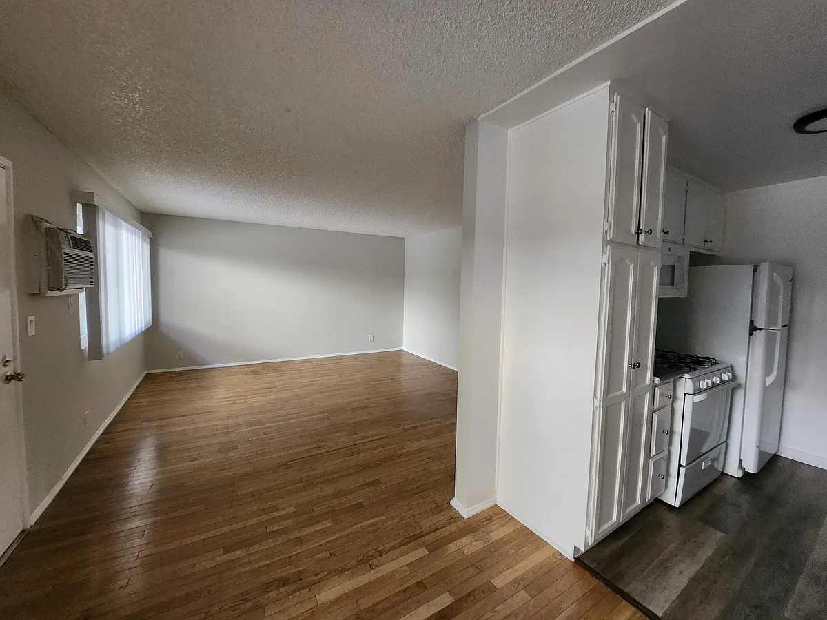 Building Photo - 400-412 N Serrano Ave #101