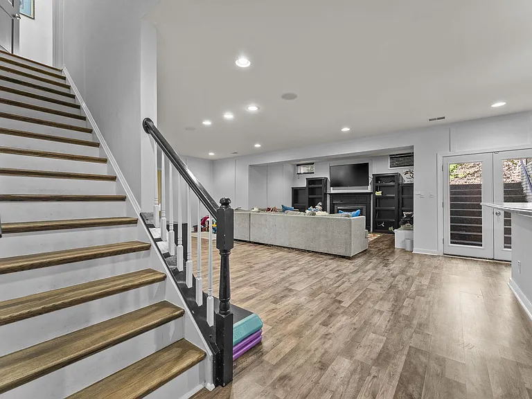 4039 Cray Dr — Photo 48