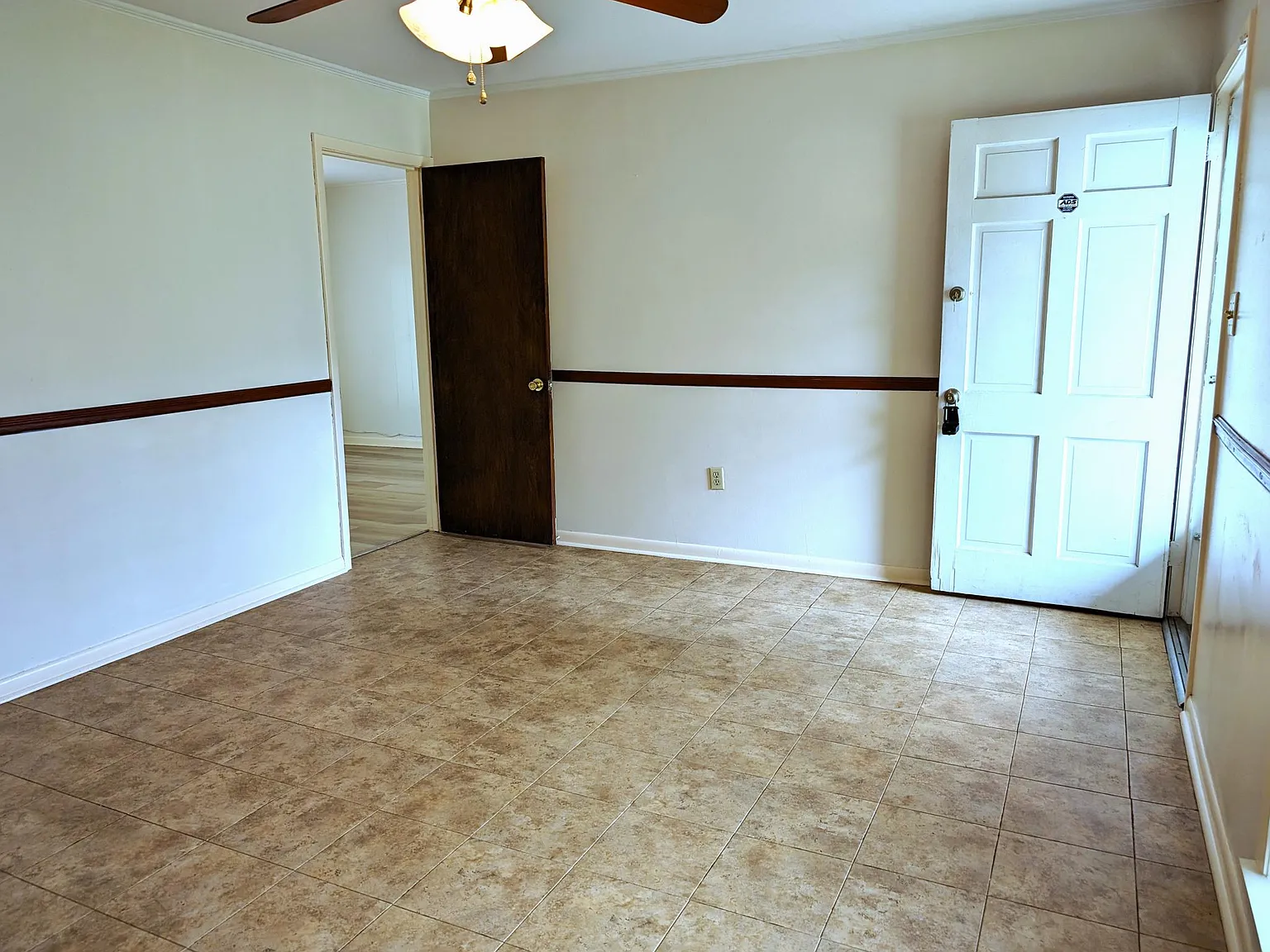 3 bed, 2400 sqft, $1,695 — Photo 3