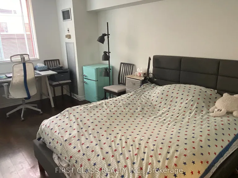 736 Bay St #303 — Photo 2