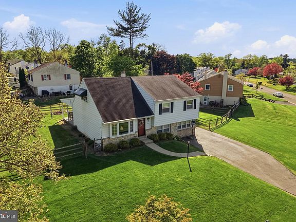 2nd image of 122 Dolly Ln