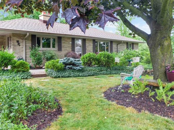 1109 Sunset Ct, Grafton, WI 53024