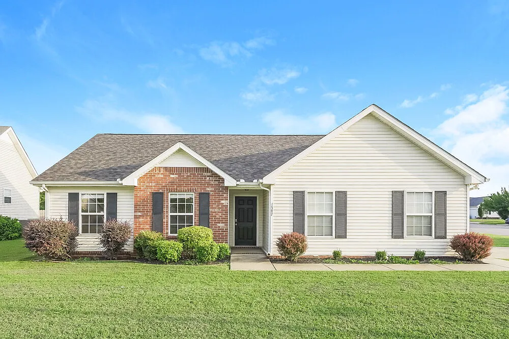 3 bed, 2.0 bath, 1343 sqft, $2,145 — Photo 1