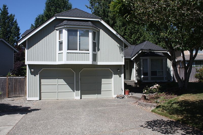 Front view : Flat and level driveway with extra parking