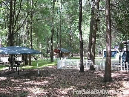 Park-like setting : Enjoy this quiet, secluded and private park of your very own.