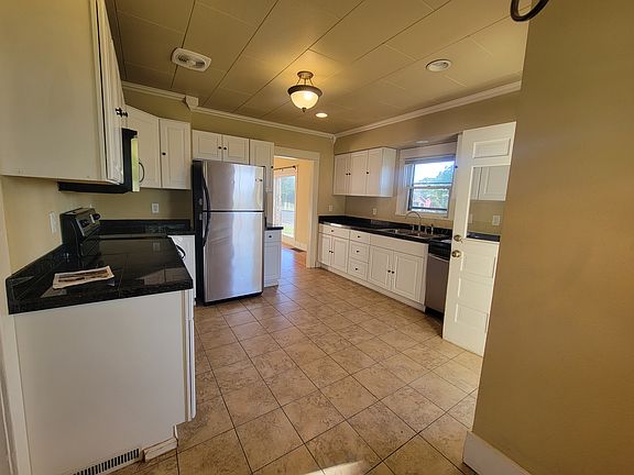 4th image of 802 Pioneer St