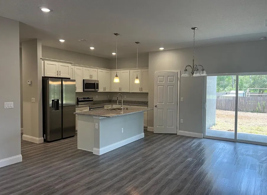 4 bed, 2.5 bath, 1551 sqft, $2,000 — Photo 4
