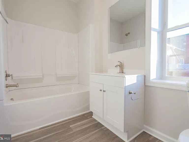 215 King St W #C — Photo 17