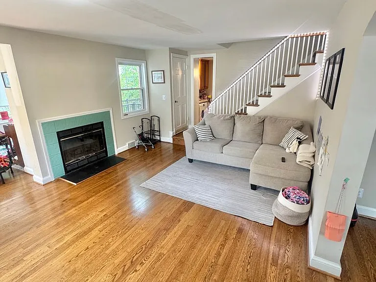 42 S Park Dr — Photo 2