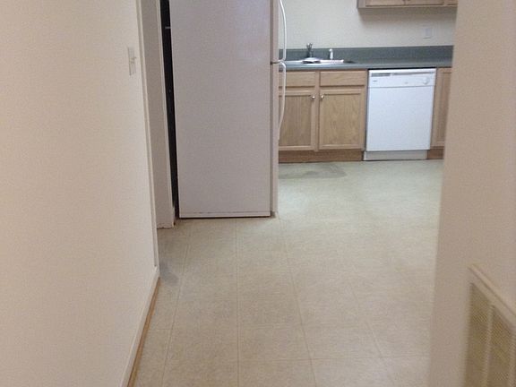 5th image of 804 Saint James Cir #B