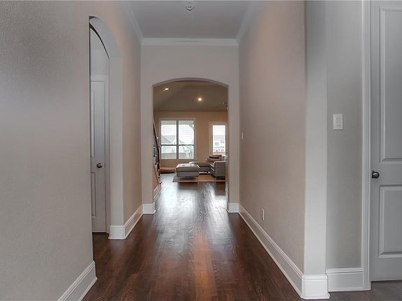 2nd image of 727 Rosewood Pl