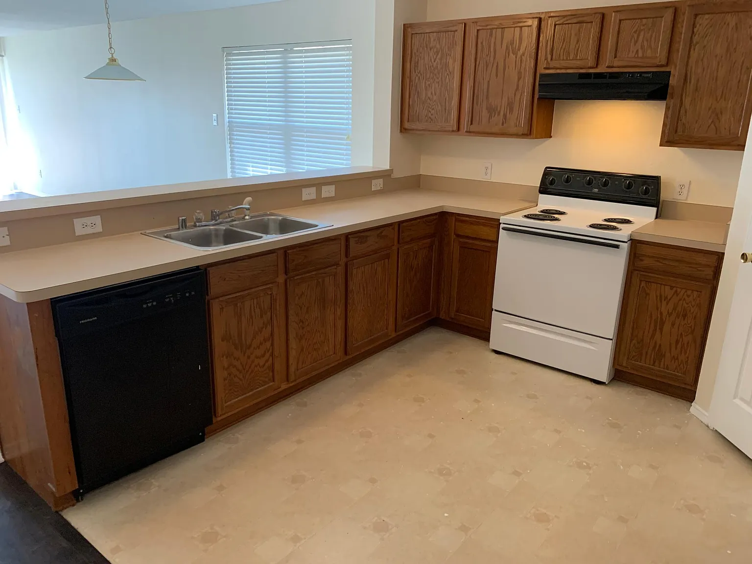 3 bed, 2080 sqft, $1,995 — Photo 4