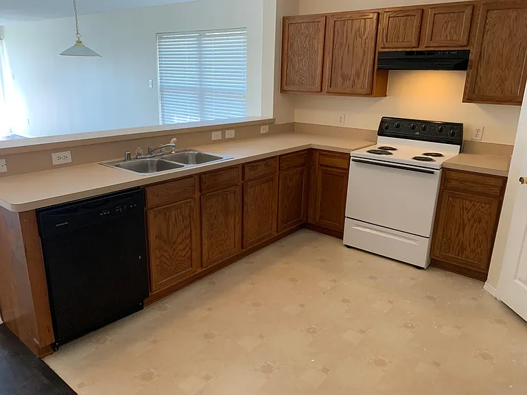 848 Kentucky Derby Ln — Photo 4