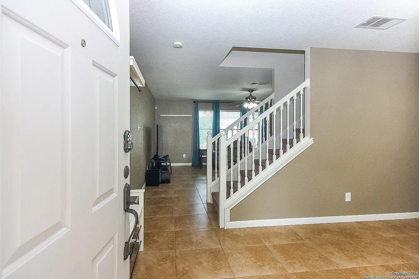 4 bed, 2.5 bath, 2239 sqft, $2,200 — Photo 4