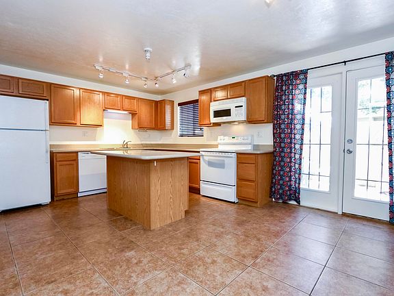 3rd image of 923 N Desert Ave