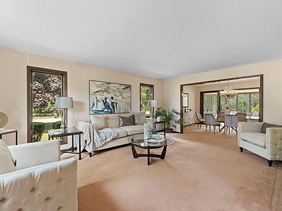 4th image of 901 Burr Oak Ct
