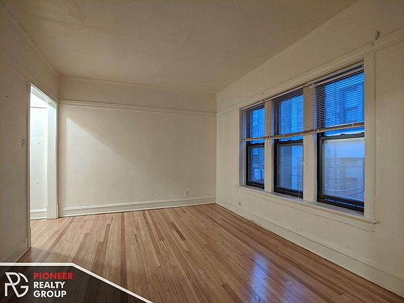 5th image of 633 W Arlington Pl #33MB