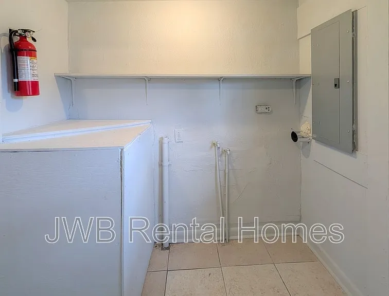 28 W 33rd St — Photo 10