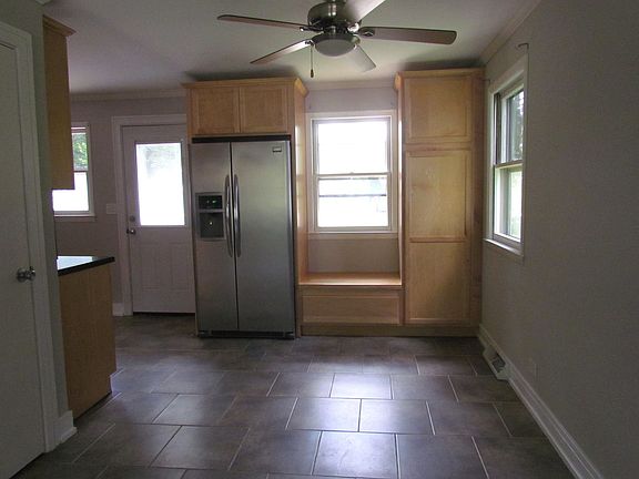 3rd image of 816 E Grand Lake Blvd