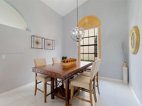 5th image of 8485 Heather Pl