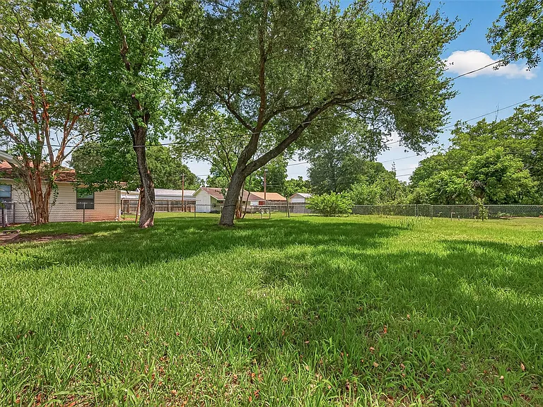 1213 Allen St — Photo 34