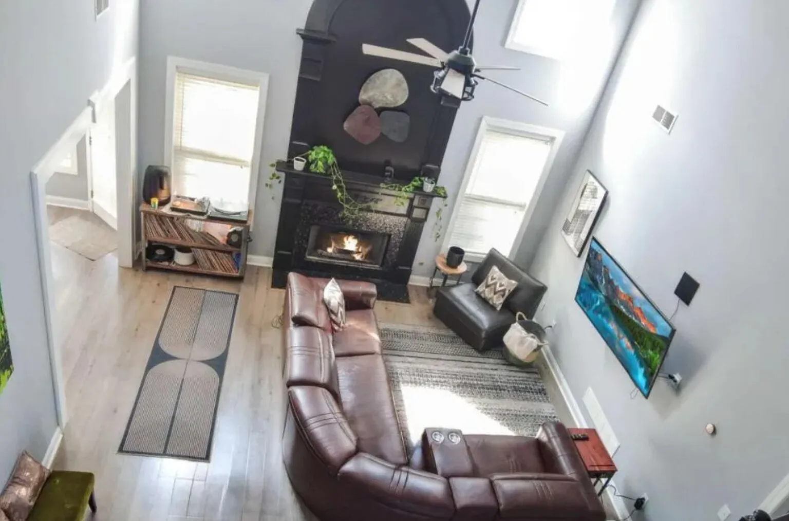 Convenient Location, Comfortable Living and Workspace — Photo 2