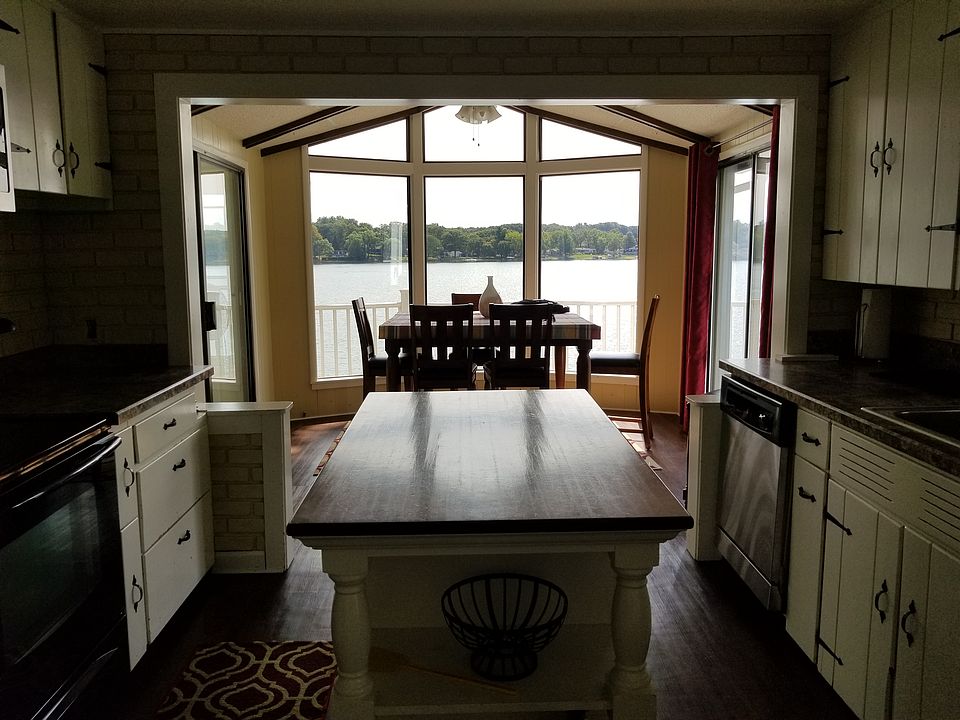 2nd image of 106 W Crooked Lake Dr