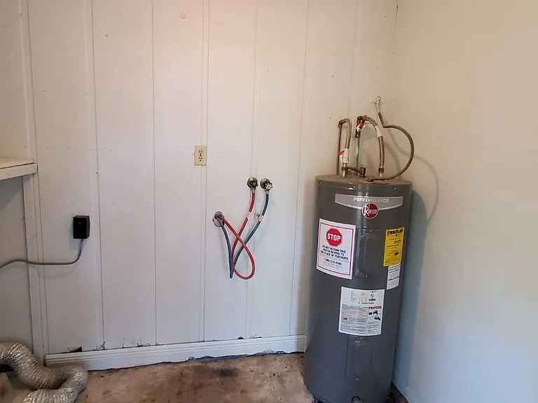 2578 Seneca Ave — Photo 10