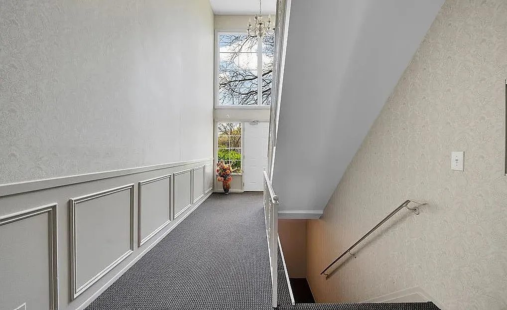640 E Fox Hills Dr — Photo 2