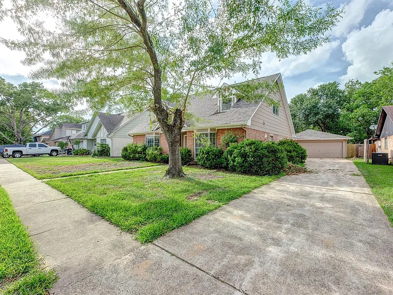 21402 Park Royale Dr — Photo 2