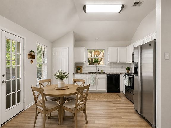 3rd image of 1309 Indian Wells Trl