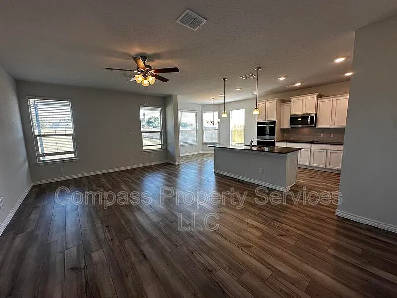 5 bed, 2.5 bath, 2000 sqft, $2,800 — Photo 3
