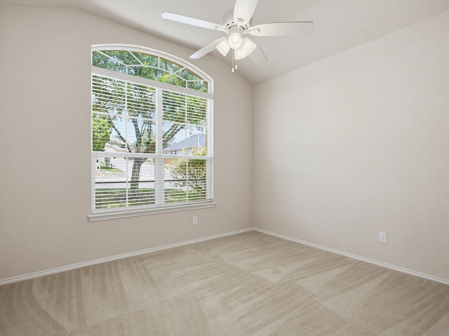 3 bed, 2.5 bath, 2365 sqft, $2,200 — Photo 2