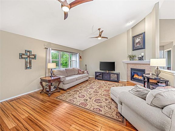 4th image of 6 Blakeney Ln