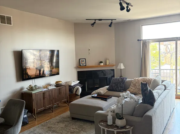 2342 W Bloomingdale Ave APT 301, Chicago, IL 60647