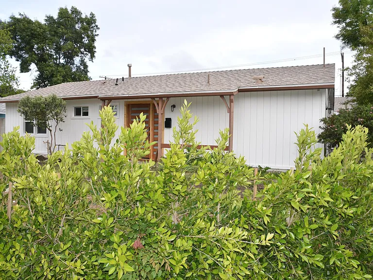 23942 Victory Blvd — Photo 11