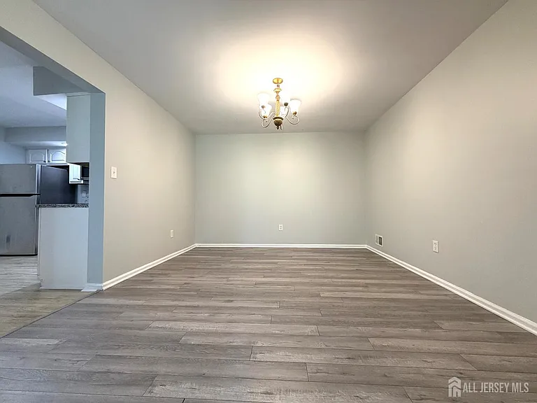 511 Dunn Cir — Photo 6