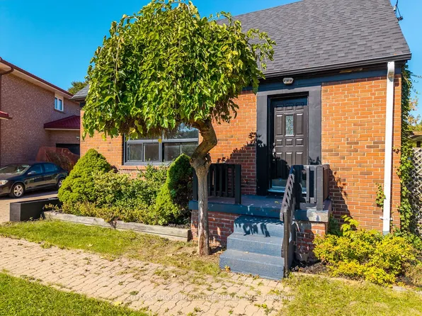 65 Barrhead Cres, Toronto, ON M9W 3Z8