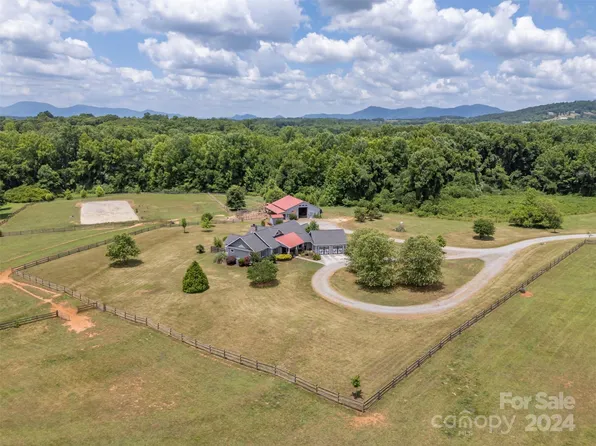 200 Green Fields Ln, Columbus, NC 28722