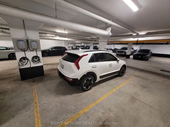 15 David Eyer Rd #1414, Richmond Hill, ON L4S 0N2