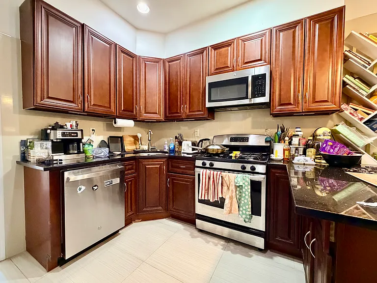 262 Irving Ave #2R — Photo 4