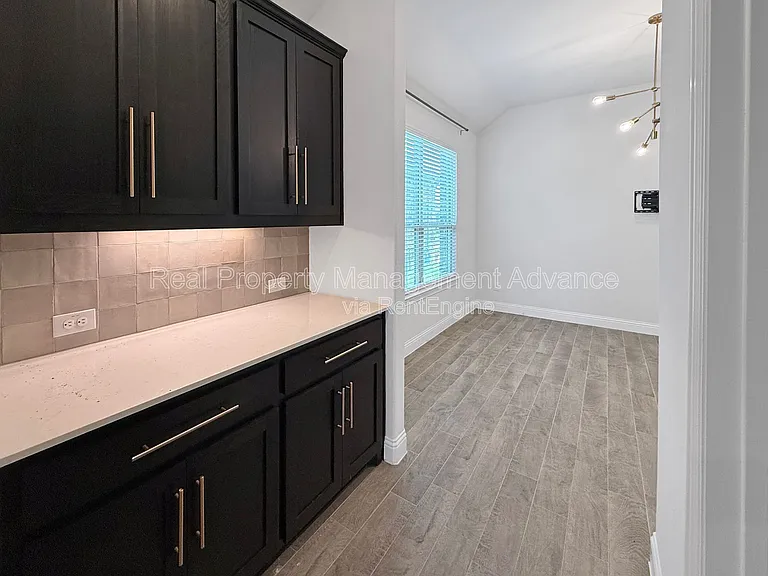 2912 Log Cabin Dr — Photo 8