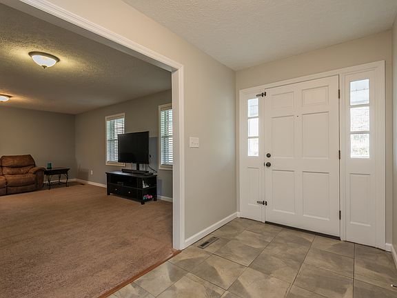 3rd image of 103 Oak Leaf St