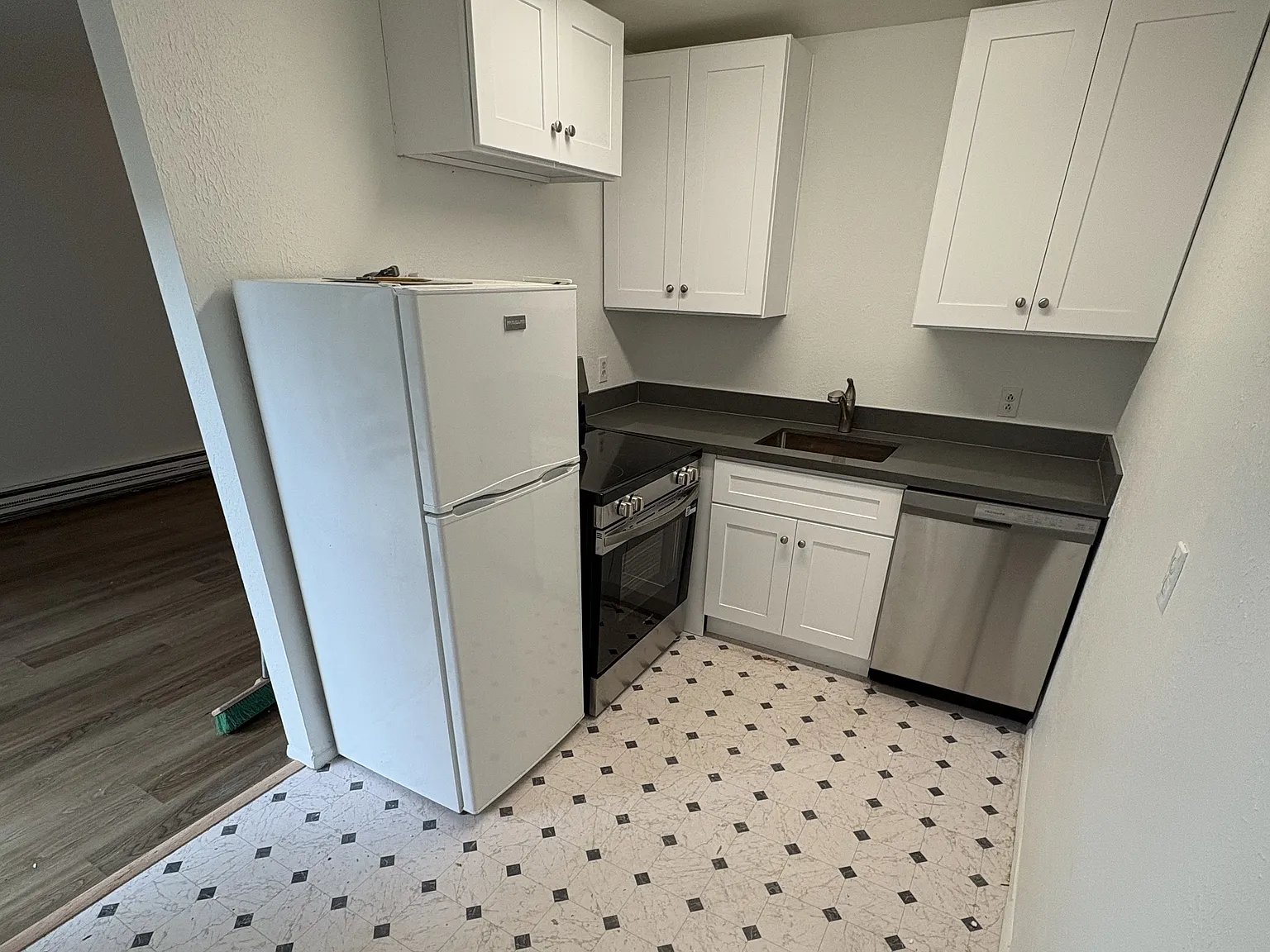 1 bed, 700 sqft, $1,700 — Photo 3