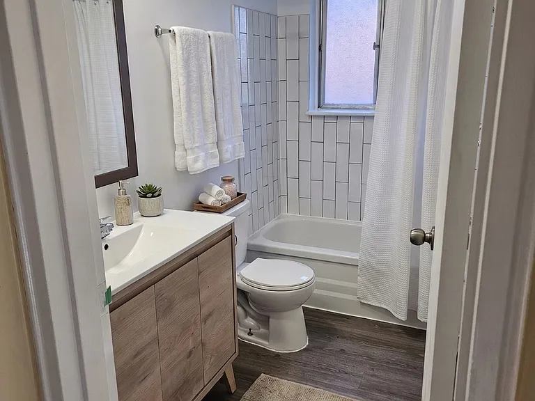 357 Connaught St #5 — Photo 9
