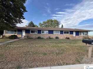 400 North St, Waldorf, MN 56091