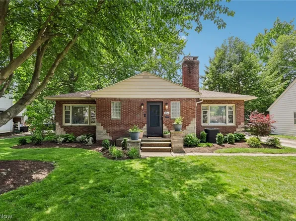 214 Kenwick Dr, Akron, OH 44313