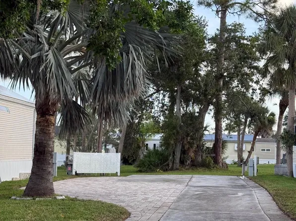 37 Crown Point Dr, Nokomis, FL 34275