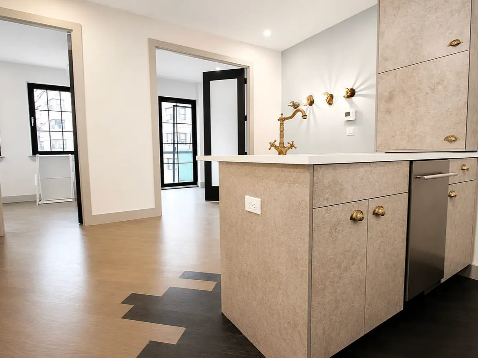 102 Scholes Street — Photo 4