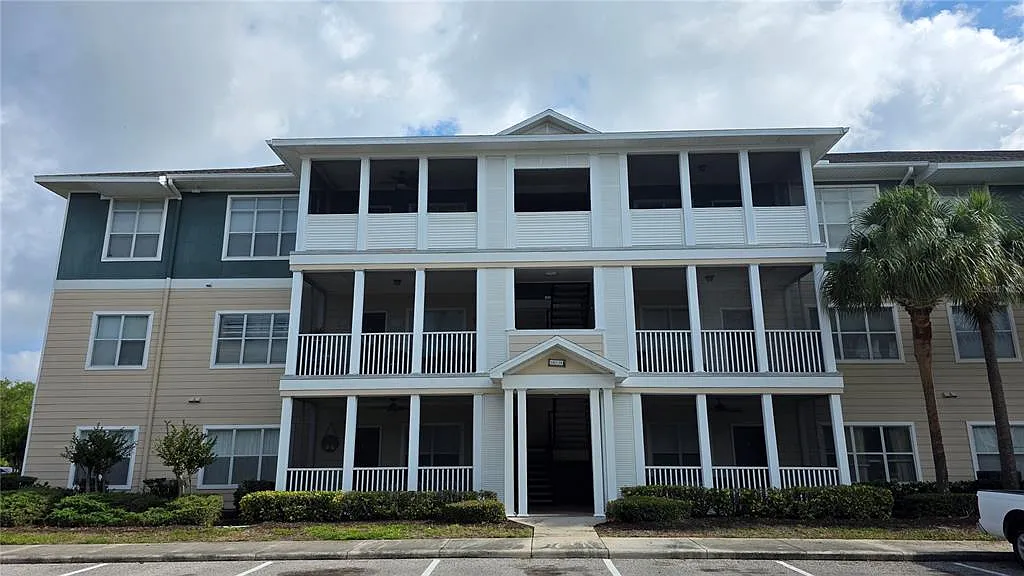 1 bed, 1.0 bath, 794 sqft, $1,300 — Photo 1